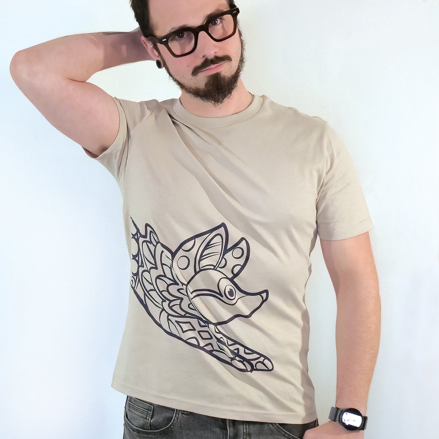 modèle homme devant t-shirt renard Viva Catrina