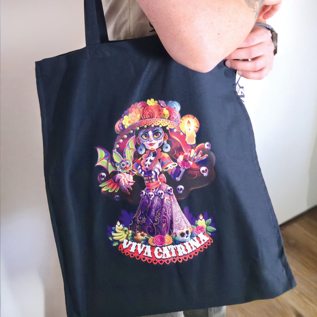 tote bag bleu foncé porté viva catrina 