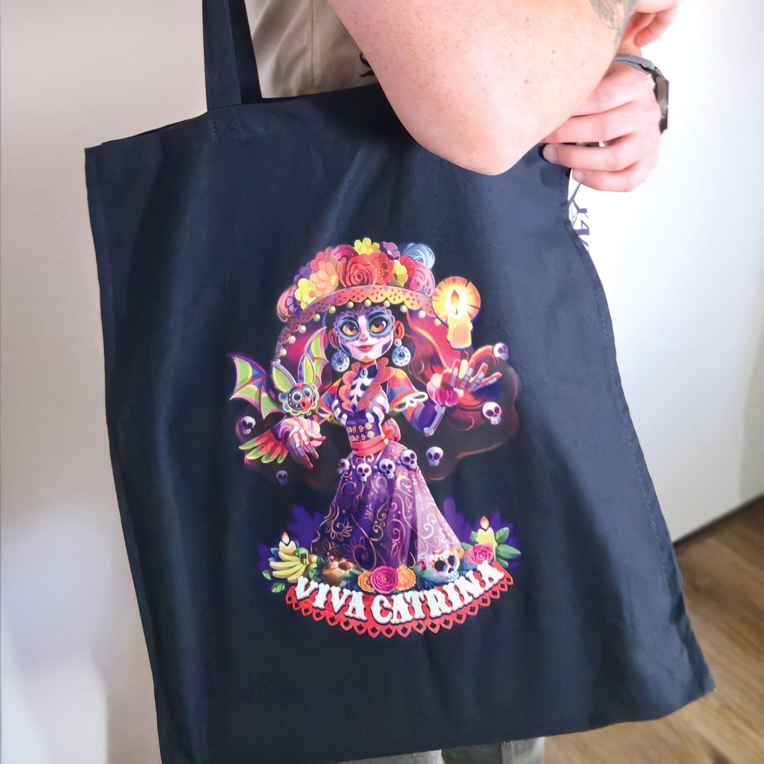 tote bag bleu foncé porté viva catrina 